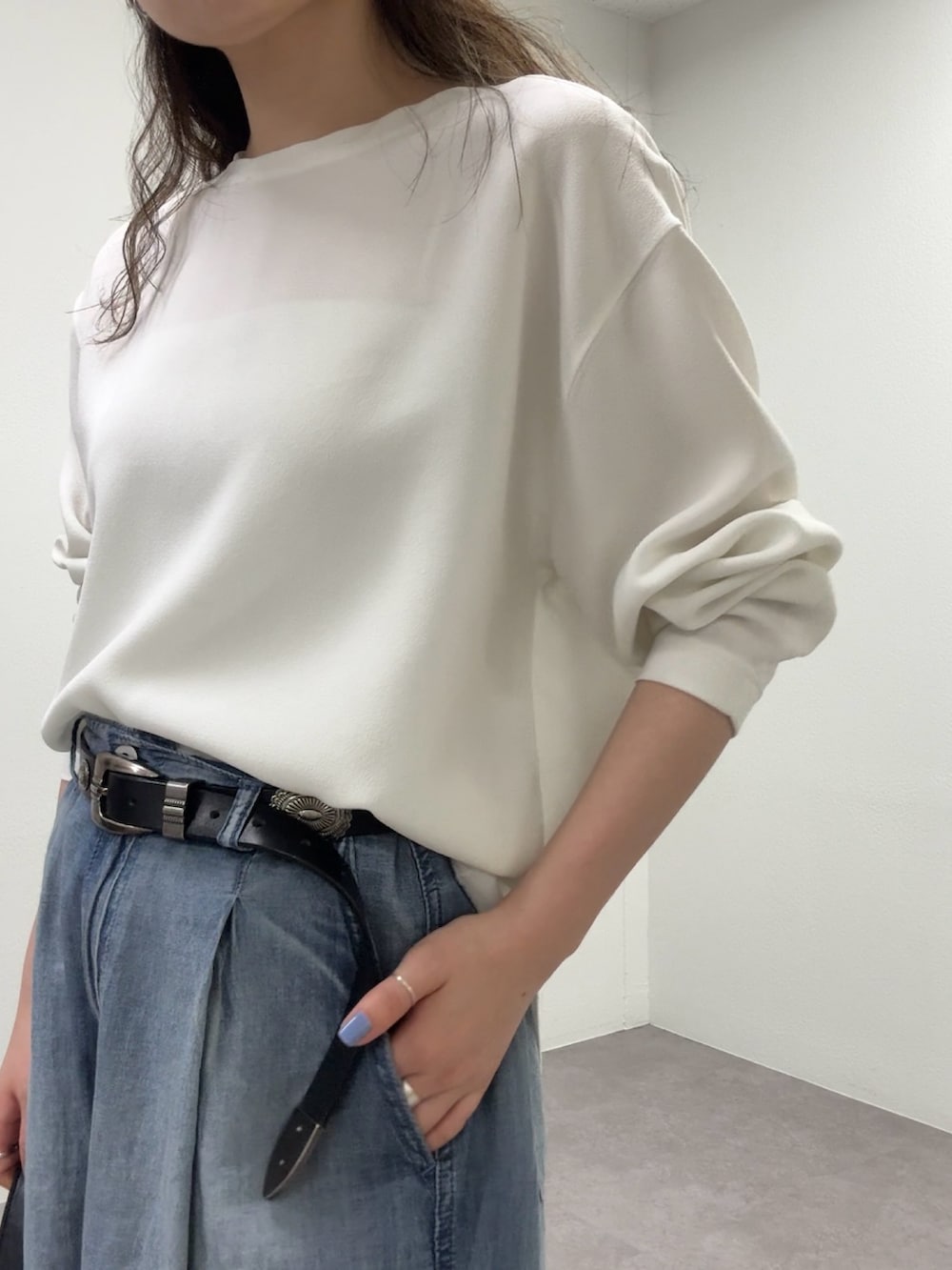 ホワイト系のシャツ/ブラウス、ブルー系のその他パンツ、ブラック系のベルトを着用したレディースの春コーディネートの5枚目の写真