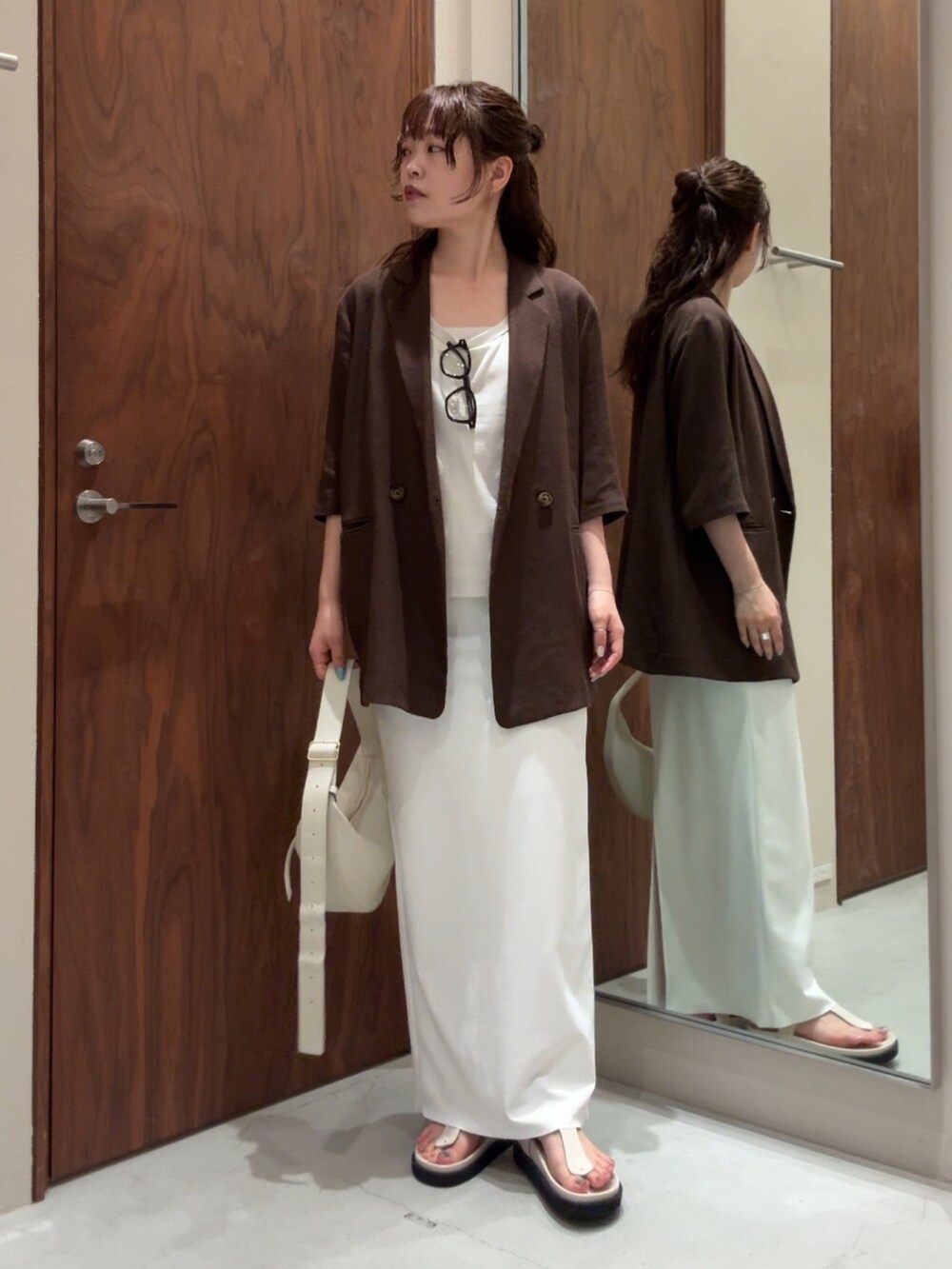 ホワイト系のスカート、ホワイト系のサンダル、ホワイト系のボディバッグ/ウエストポーチを着用したレディースの夏コーディネートの4枚目の写真