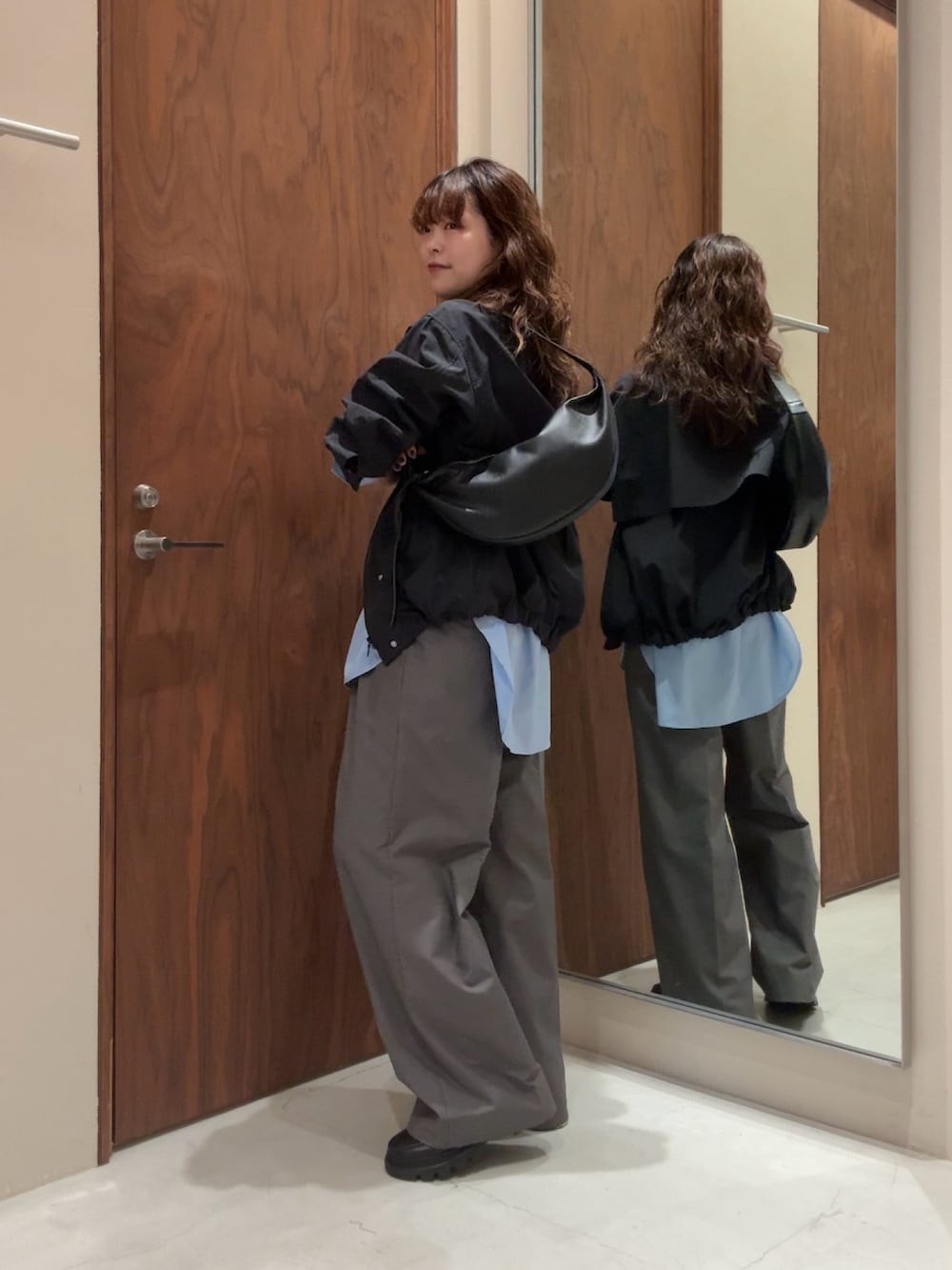 ブルー系のシャツ/ブラウス、グレー系のその他パンツ、ブラック系のローファーを着用したレディースの冬コーディネートの2枚目の写真