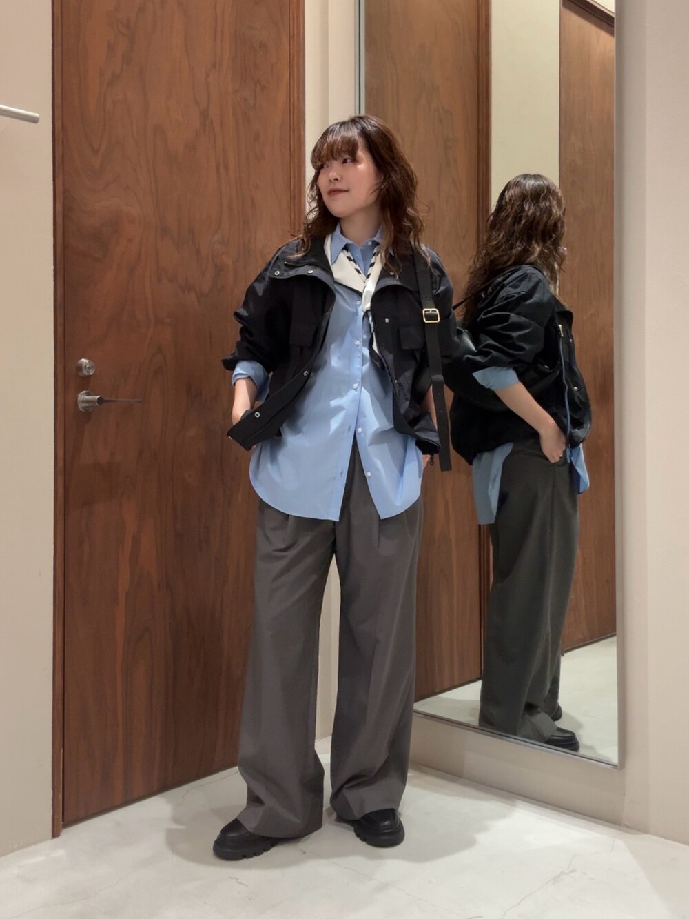 ブルー系のシャツ/ブラウス、グレー系のその他パンツ、ブラック系のローファーを着用したレディースの冬コーディネートの4枚目の写真