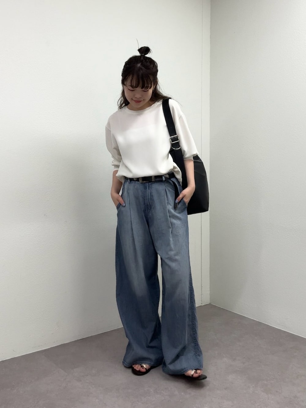 ホワイト系のシャツ/ブラウス、ブルー系のその他パンツ、ブラック系のベルトを着用したレディースの春コーディネートの9枚目の写真