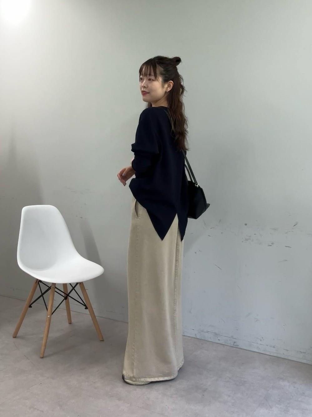 ブルー系のシャツ/ブラウス、ベージュ系のスカート、ブラック系のトートバッグを着用したレディースの夏コーディネートの2枚目の写真