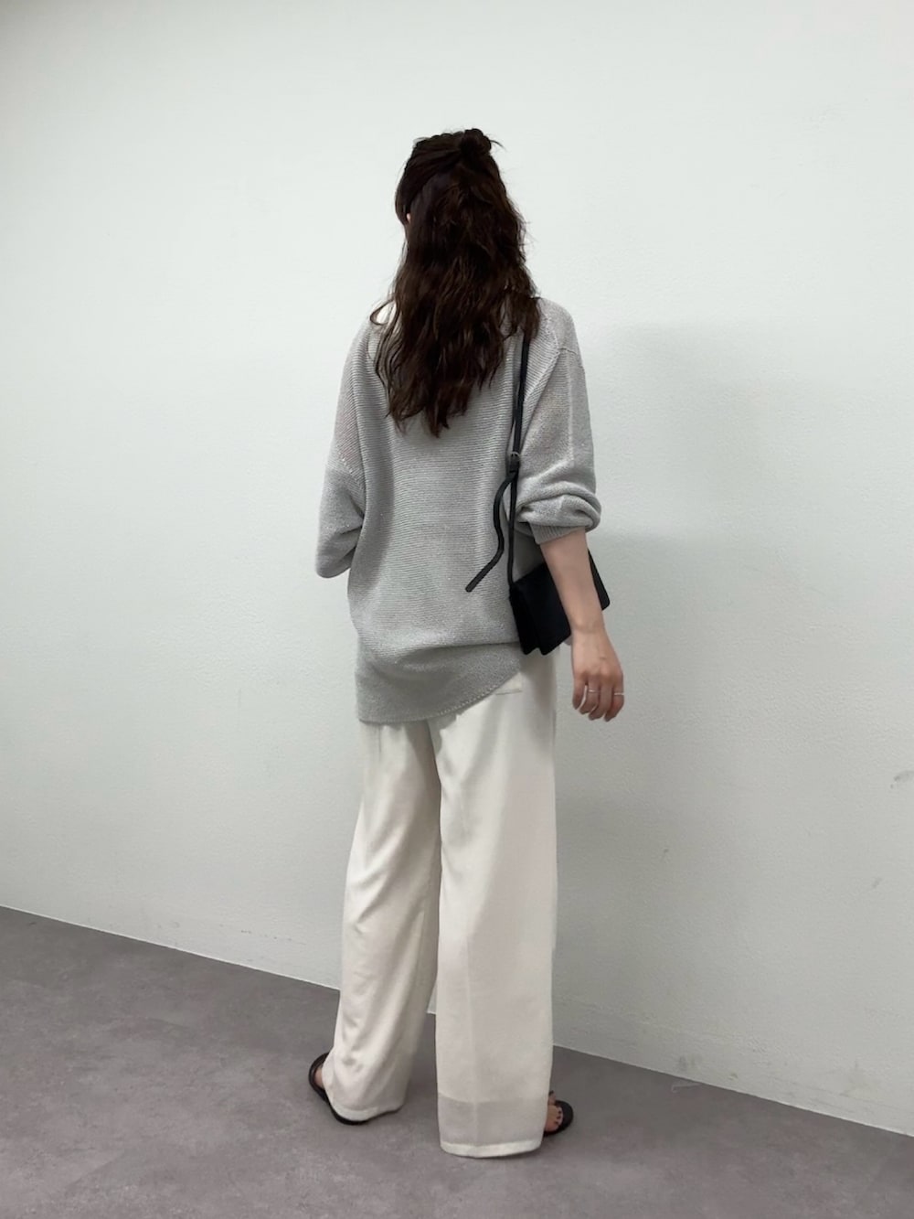 ホワイト系のその他パンツ、ブラック系のその他シューズ、シルバー系のニット/セーターを着用したレディースの春コーディネートの3枚目の写真
