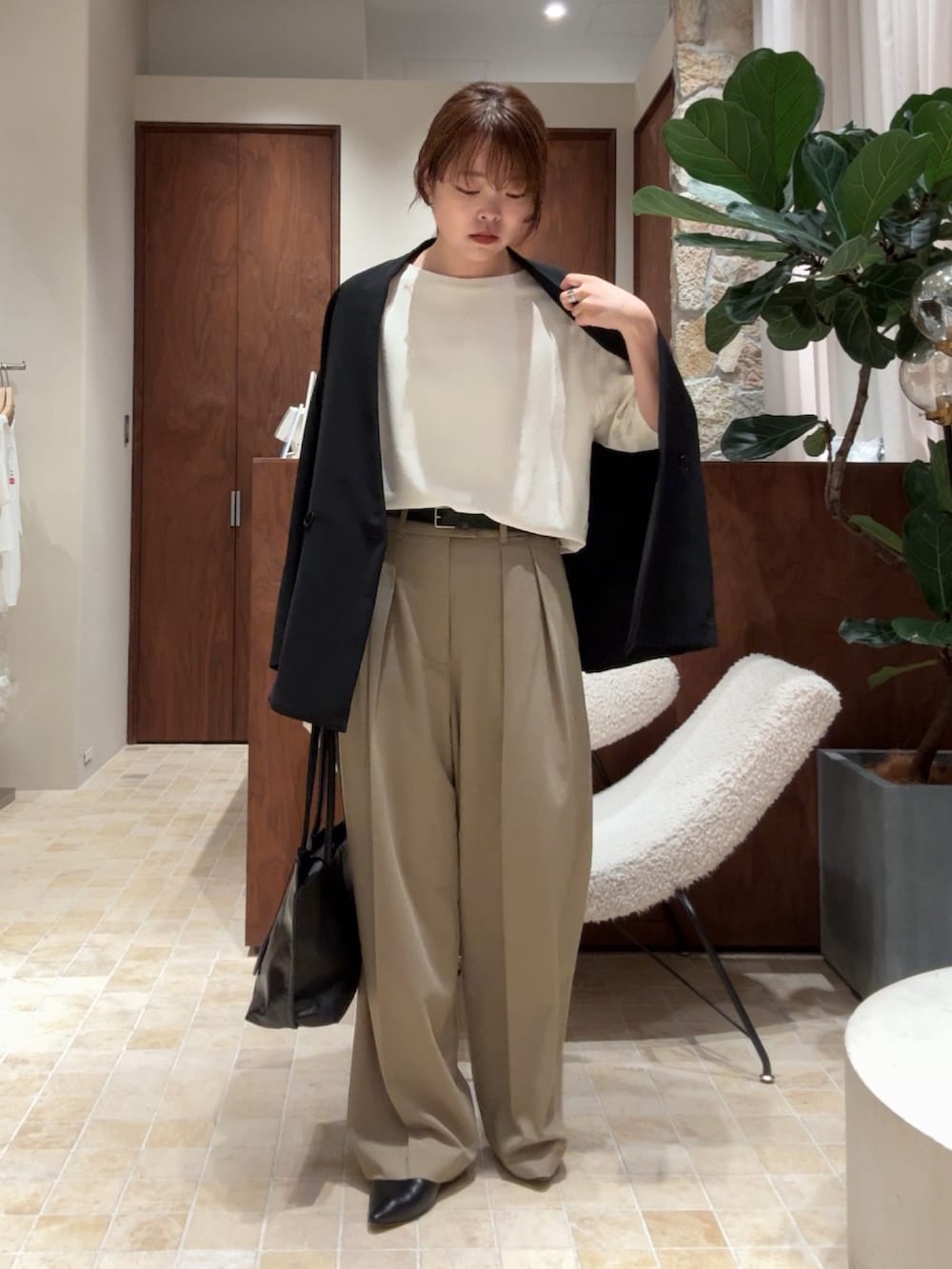 「骨格ストレート、オフィスカジュアル、オフィススタイル、ジャケットスタイル、ジャケット、ジャケットコーデ、秋コーデ、秋のコーデ」|「GALLARDAGALANTEの【5サイズ展開】ダブルタックパンツ(その他パンツ、ベージュ系)」を使った、manakaさん(骨格ストレート・レディース・162cm)の秋コーディネートの5枚目の写真