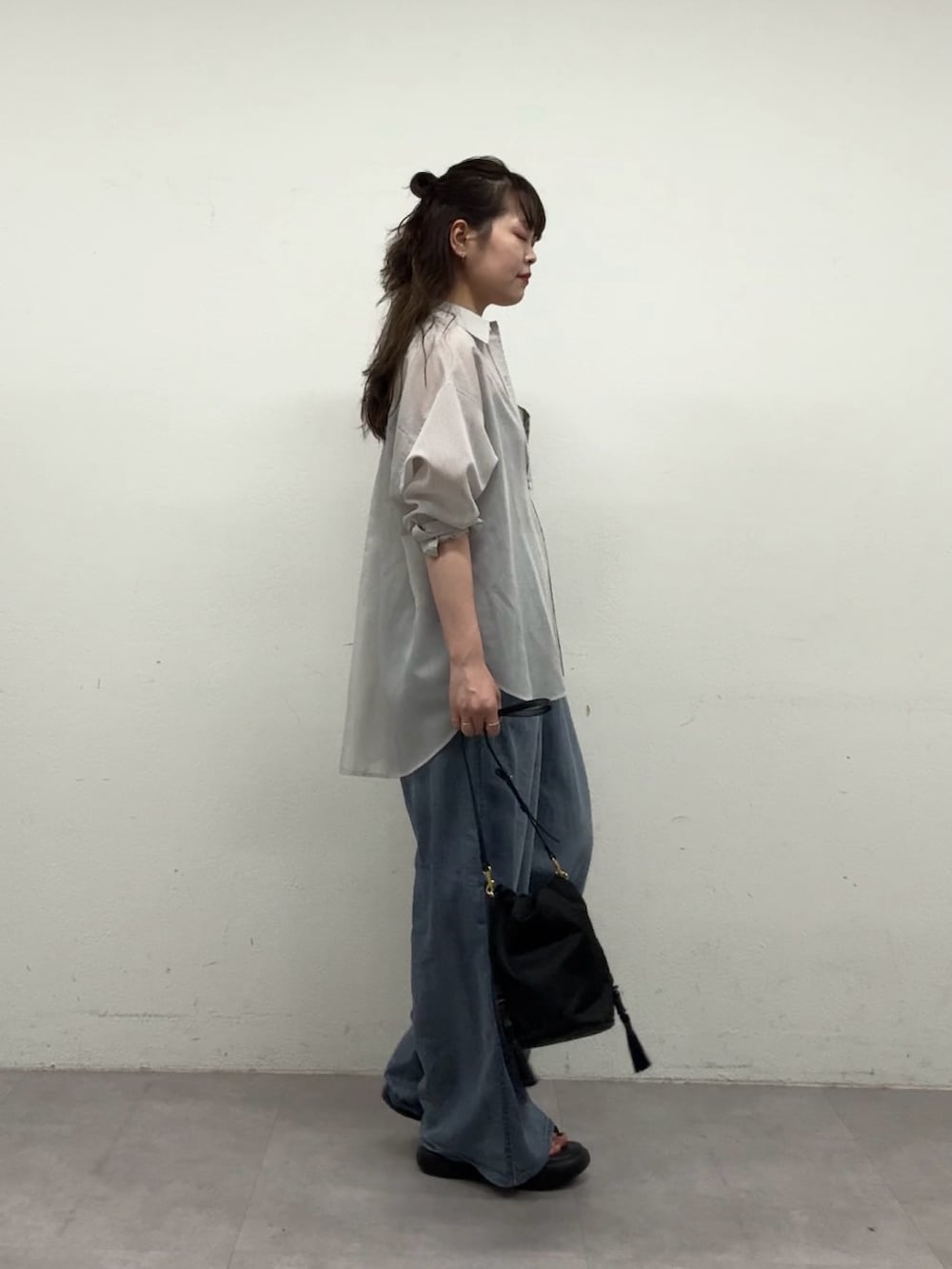 ブラック系のトートバッグ、ブルー系のその他パンツ、グレー系のシャツ/ブラウスを着用したレディースの春コーディネートの5枚目の写真