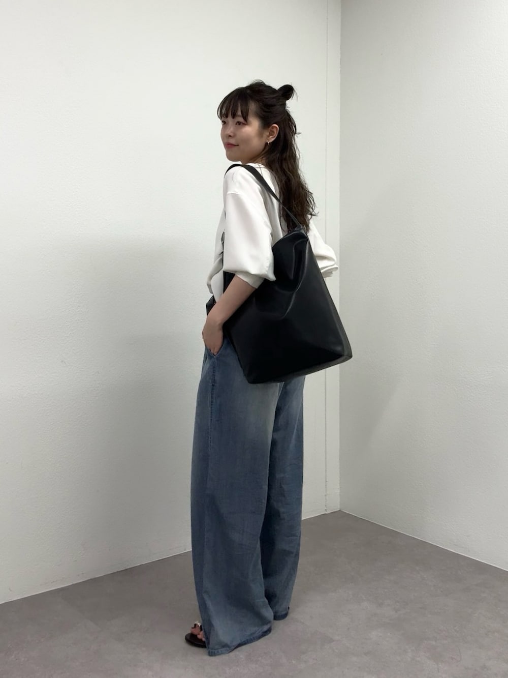 ホワイト系のシャツ/ブラウス、ブルー系のその他パンツ、ブラック系のベルトを着用したレディースの春コーディネートの2枚目の写真