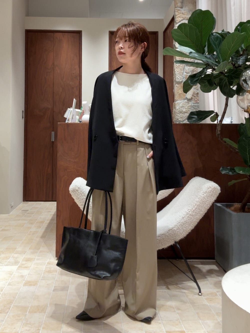 「骨格ストレート、オフィスカジュアル、オフィススタイル、ジャケットスタイル、ジャケット、ジャケットコーデ、秋コーデ、秋のコーデ」|「GALLARDAGALANTEの【5サイズ展開】ダブルタックパンツ(その他パンツ、ベージュ系)」を使った、manakaさん(骨格ストレート・レディース・162cm)の秋コーディネートの6枚目の写真