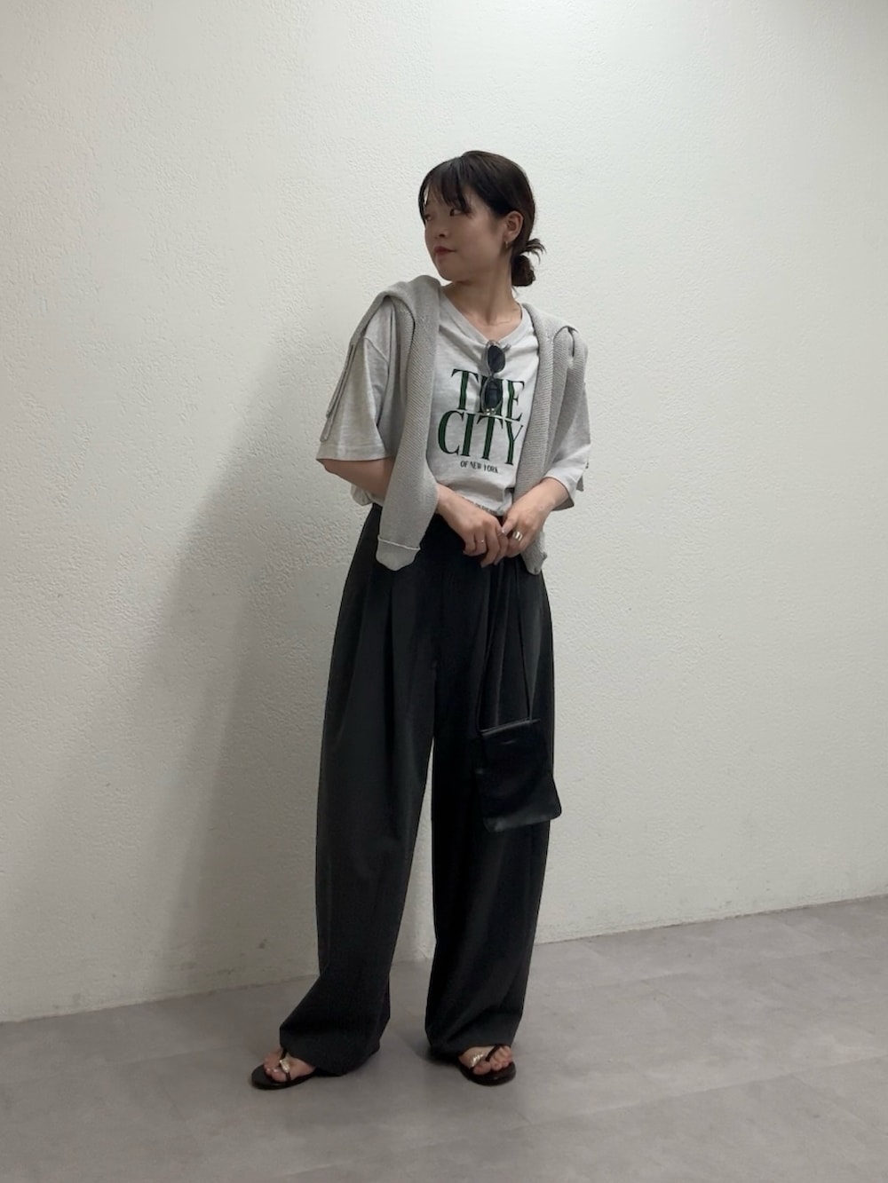 シルバー系のニット/セーター、グレー系のTシャツ/カットソー、グレー系のその他パンツを着用したレディースの夏コーディネートの8枚目の写真