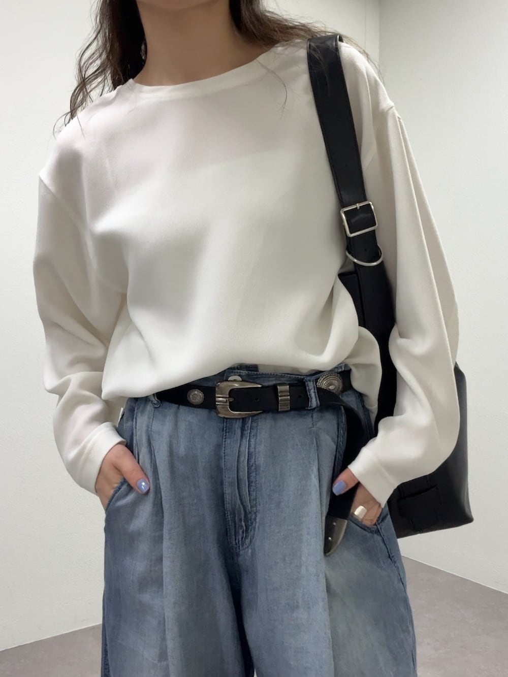 ホワイト系のシャツ/ブラウス、ブルー系のその他パンツ、ブラック系のベルトを着用したレディースの春コーディネートの4枚目の写真