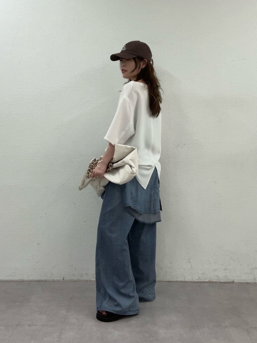 ホワイト系のシャツ/ブラウス、ブルー系のその他パンツ、ブラウン系のサンダルを着用したレディースの春コーディネートの3枚目の写真