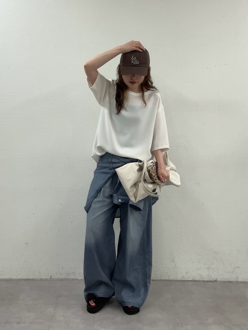 ホワイト系のシャツ/ブラウス、ブルー系のその他パンツ、ブラウン系のサンダルを着用したレディースの春コーディネートの4枚目の写真