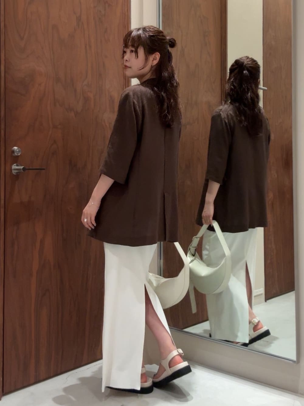 ホワイト系のスカート、ホワイト系のサンダル、ホワイト系のボディバッグ/ウエストポーチを着用したレディースの夏コーディネートの2枚目の写真