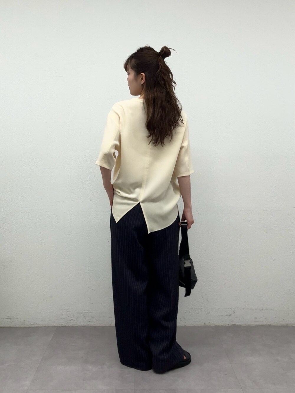 イエロー系のシャツ/ブラウス、ブルー系のその他パンツ、ブラック系のサンダルを着用したレディースの春コーディネートの3枚目の写真