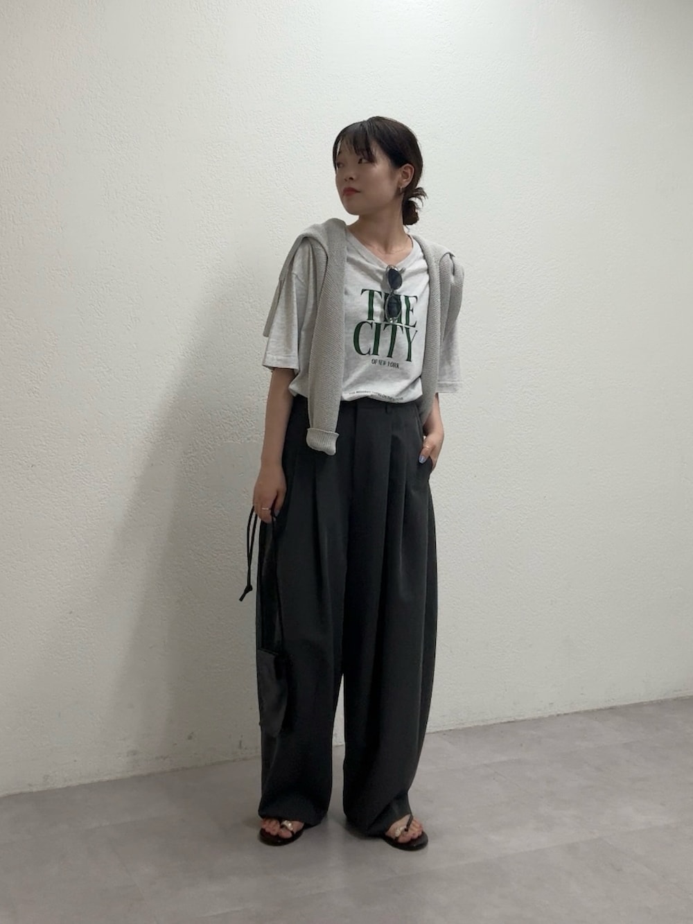 シルバー系のニット/セーター、グレー系のTシャツ/カットソー、グレー系のその他パンツを着用したレディースの夏コーディネートの5枚目の写真