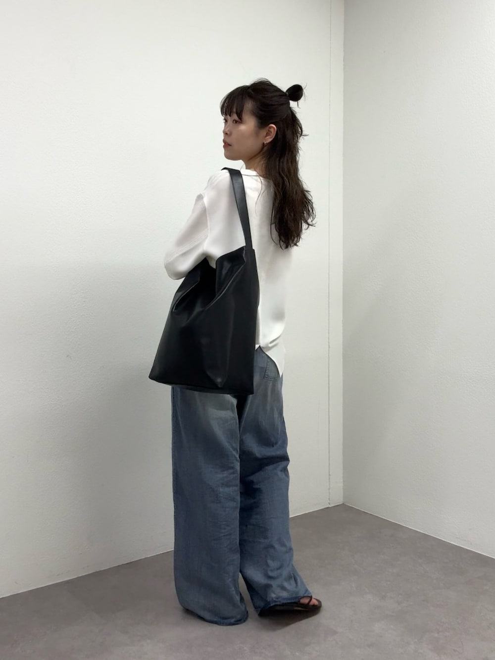 ホワイト系のシャツ/ブラウス、ブルー系のその他パンツ、ブラック系のベルトを着用したレディースの春コーディネートの7枚目の写真