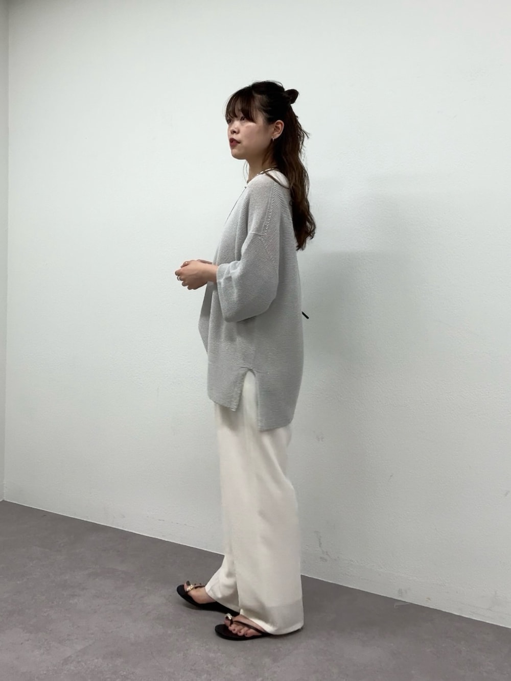 ホワイト系のその他パンツ、ブラック系のその他シューズ、シルバー系のニット/セーターを着用したレディースの春コーディネートの5枚目の写真