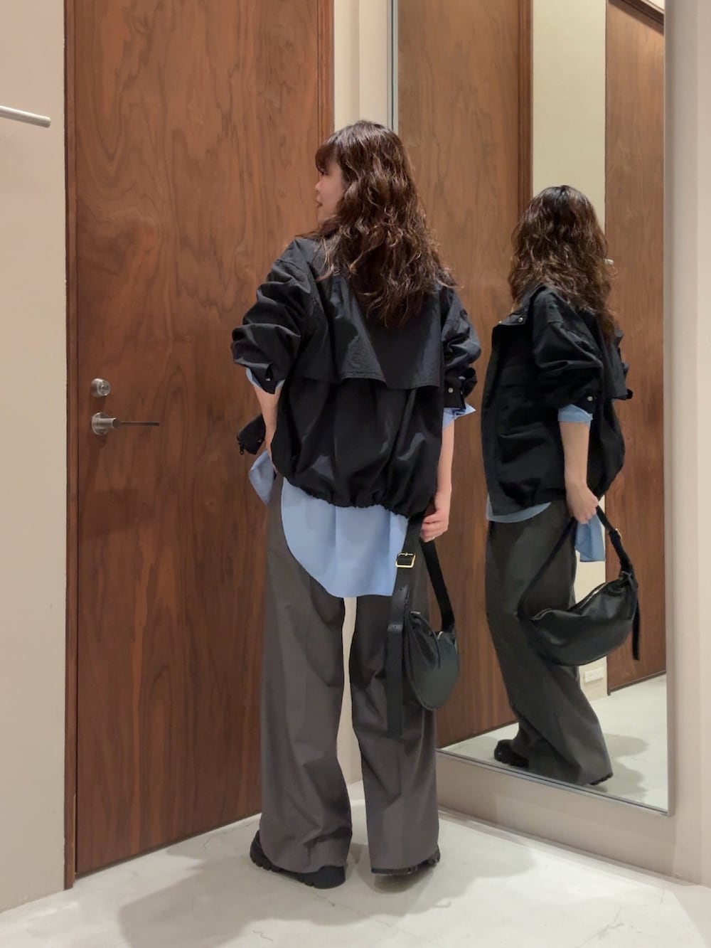 ブルー系のシャツ/ブラウス、グレー系のその他パンツ、ブラック系のローファーを着用したレディースの冬コーディネートの3枚目の写真