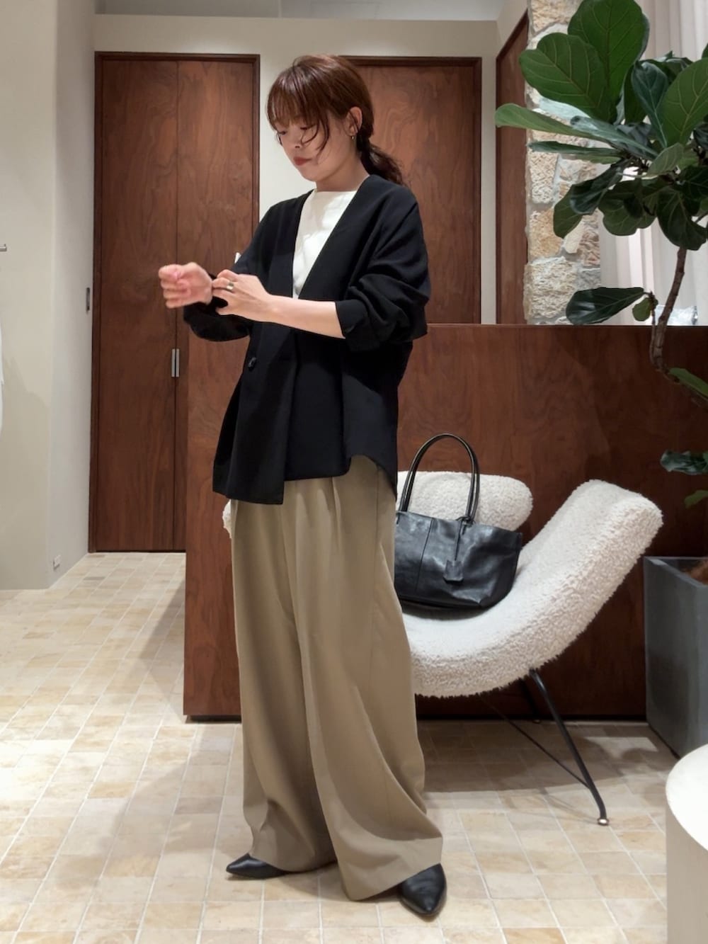 「骨格ストレート、オフィスカジュアル、オフィススタイル、ジャケットスタイル、ジャケット、ジャケットコーデ、秋コーデ、秋のコーデ」|「GALLARDAGALANTEの【5サイズ展開】ダブルタックパンツ(その他パンツ、ベージュ系)」を使った、manakaさん(骨格ストレート・レディース・162cm)の秋コーディネートの3枚目の写真