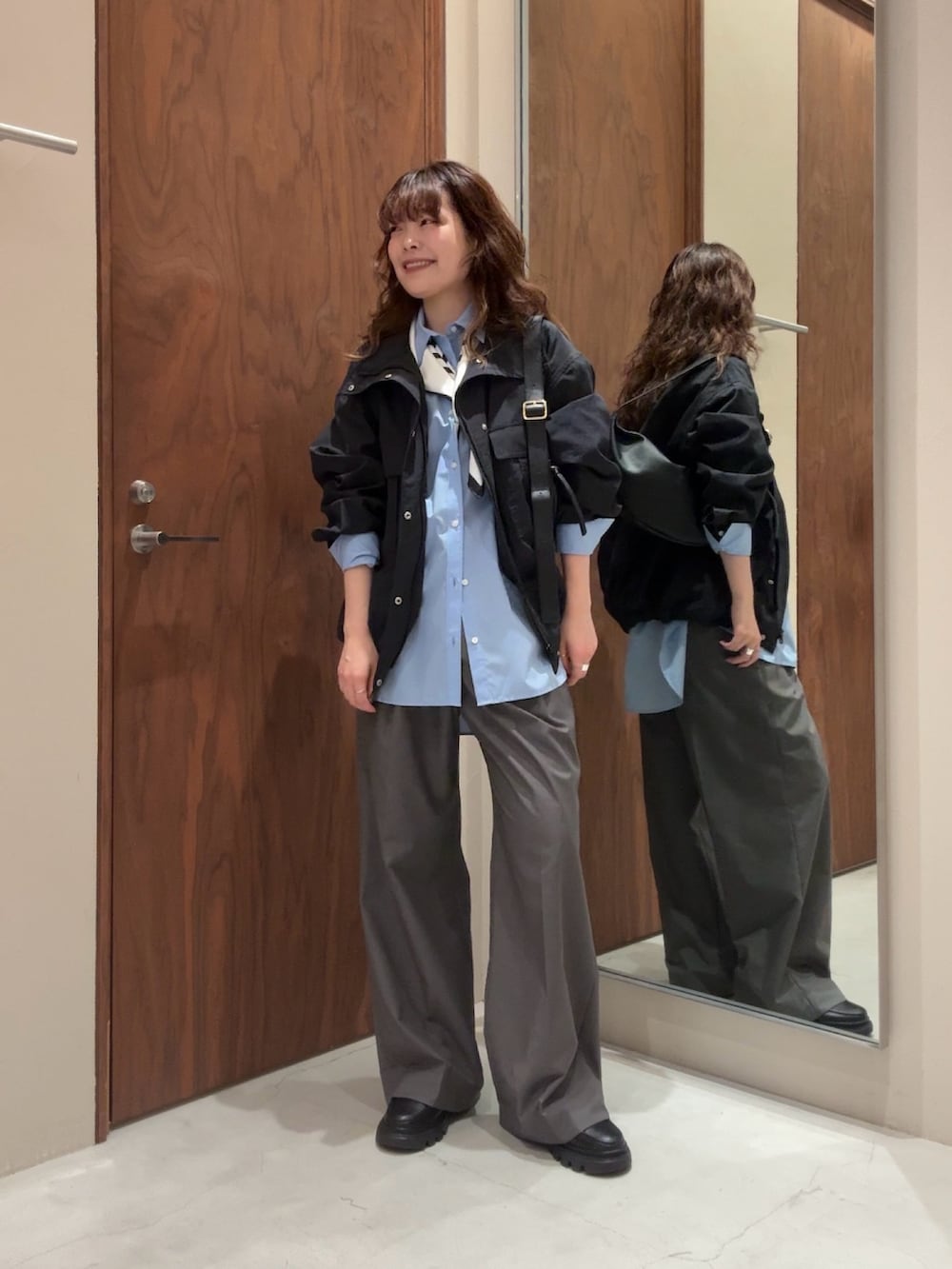 ブルー系のシャツ/ブラウス、グレー系のその他パンツ、ブラック系のローファーを着用したレディースの冬コーディネートの5枚目の写真