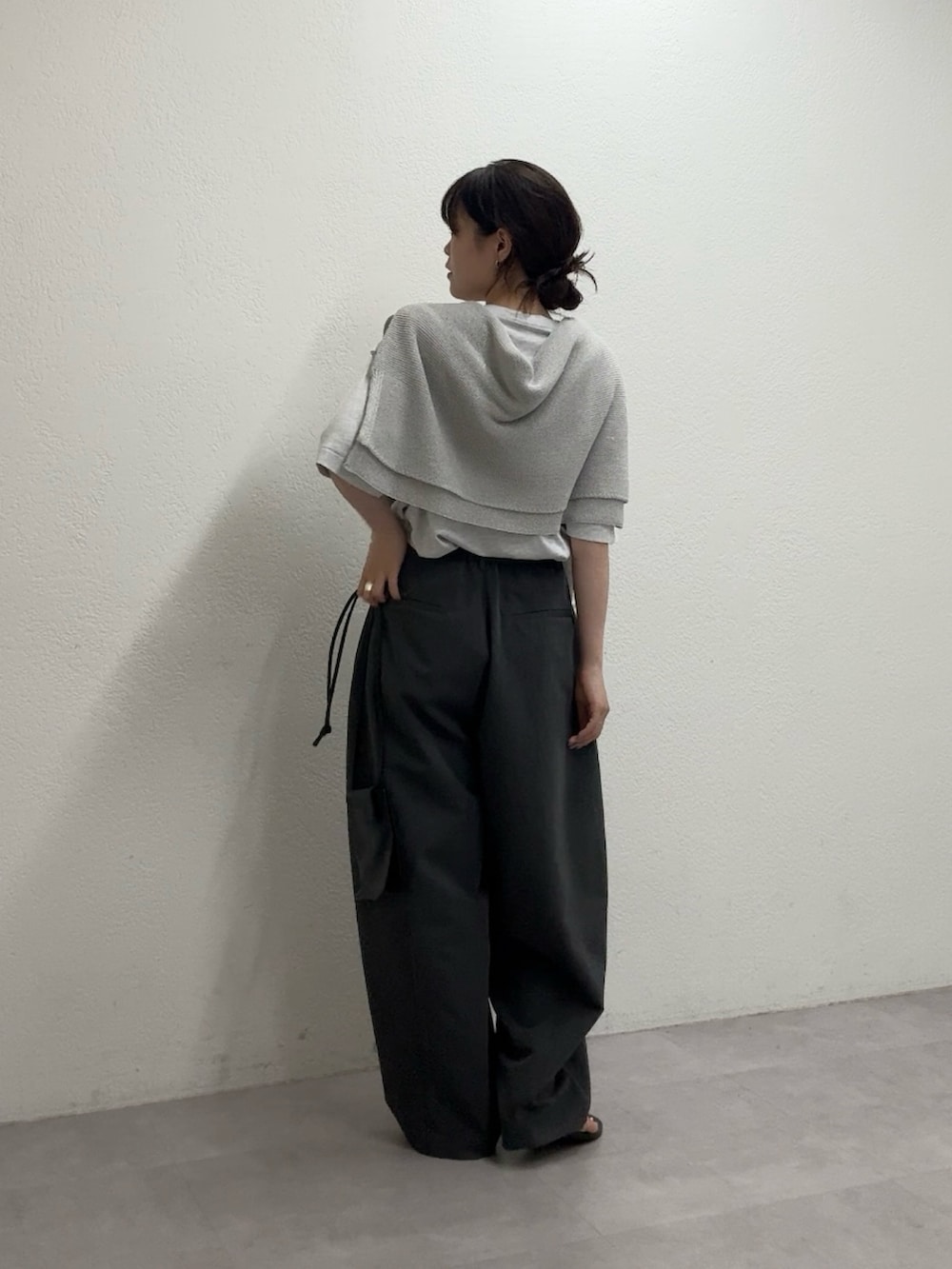 シルバー系のニット/セーター、グレー系のTシャツ/カットソー、グレー系のその他パンツを着用したレディースの夏コーディネートの4枚目の写真