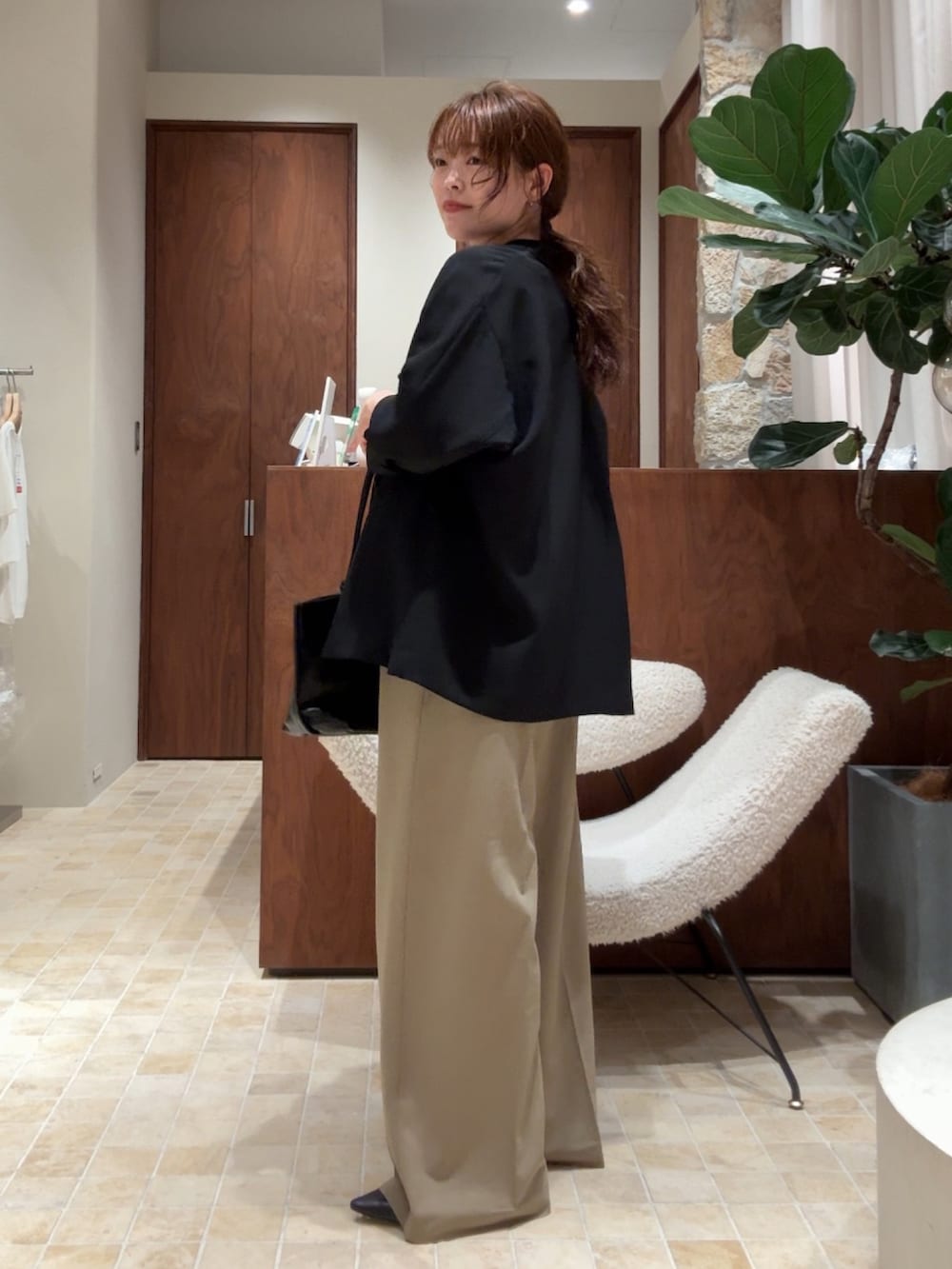 「骨格ストレート、オフィスカジュアル、オフィススタイル、ジャケットスタイル、ジャケット、ジャケットコーデ、秋コーデ、秋のコーデ」|「GALLARDAGALANTEの【5サイズ展開】ダブルタックパンツ(その他パンツ、ベージュ系)」を使った、manakaさん(骨格ストレート・レディース・162cm)の秋コーディネートの2枚目の写真