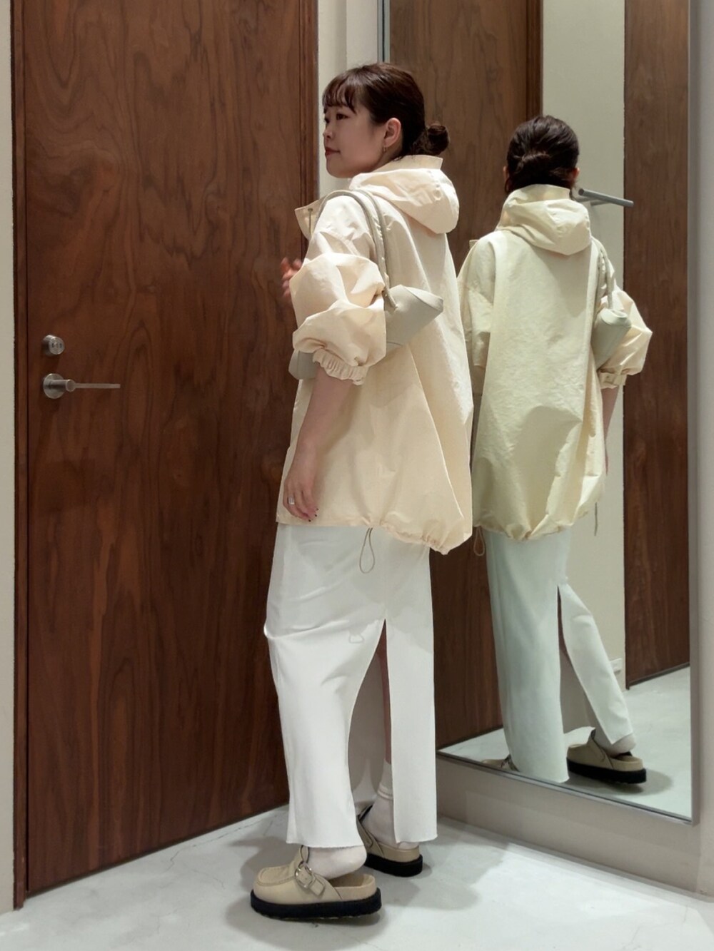 ホワイト系のベスト、ホワイト系のスカート、ホワイト系のその他シューズを着用したレディースの春コーディネートの2枚目の写真