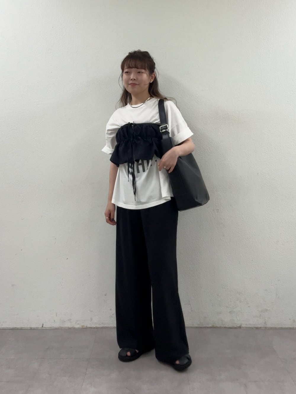 ブラック系のその他パンツ、ブラック系のサンダル、ブラック系のシャツ/ブラウスを着用したレディースの春コーディネートの7枚目の写真