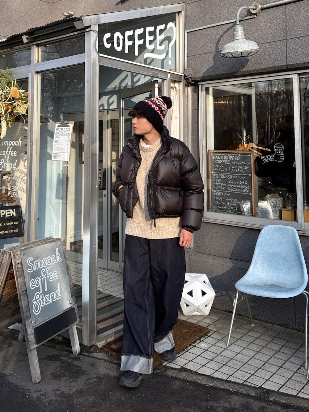 ブラック系のスニーカー、その他のデニムパンツ、ベージュ系のニット/セーターを着用したメンズの冬コーディネートの2枚目の写真