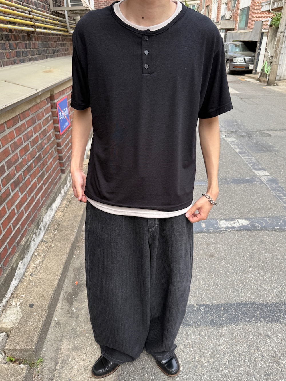 ブルー系のデニムパンツ、ブラック系のTシャツ/カットソーを着用したメンズの夏コーディネートの2枚目の写真