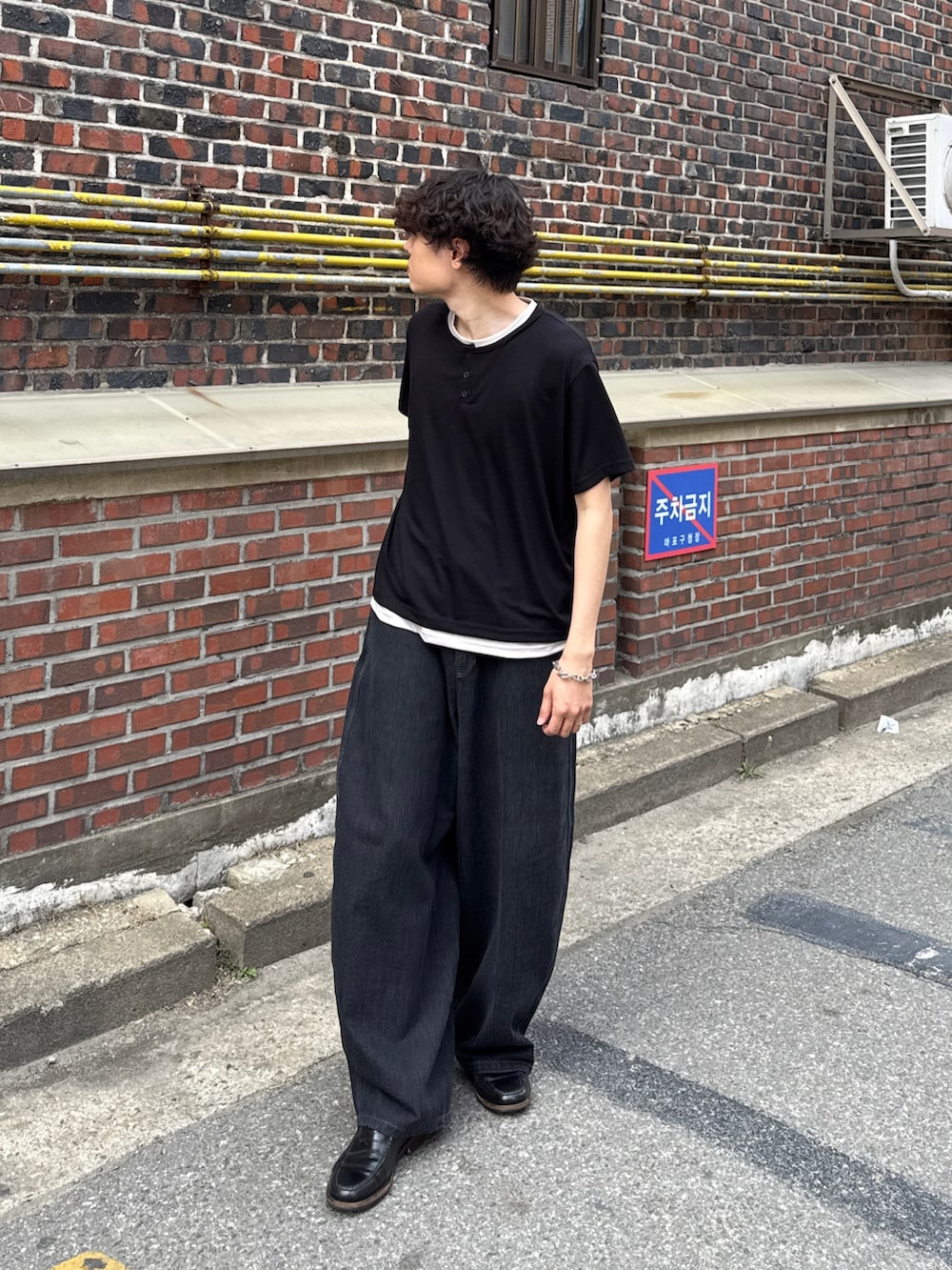 ブルー系のデニムパンツ、ブラック系のTシャツ/カットソーを着用したメンズの夏コーディネートの5枚目の写真