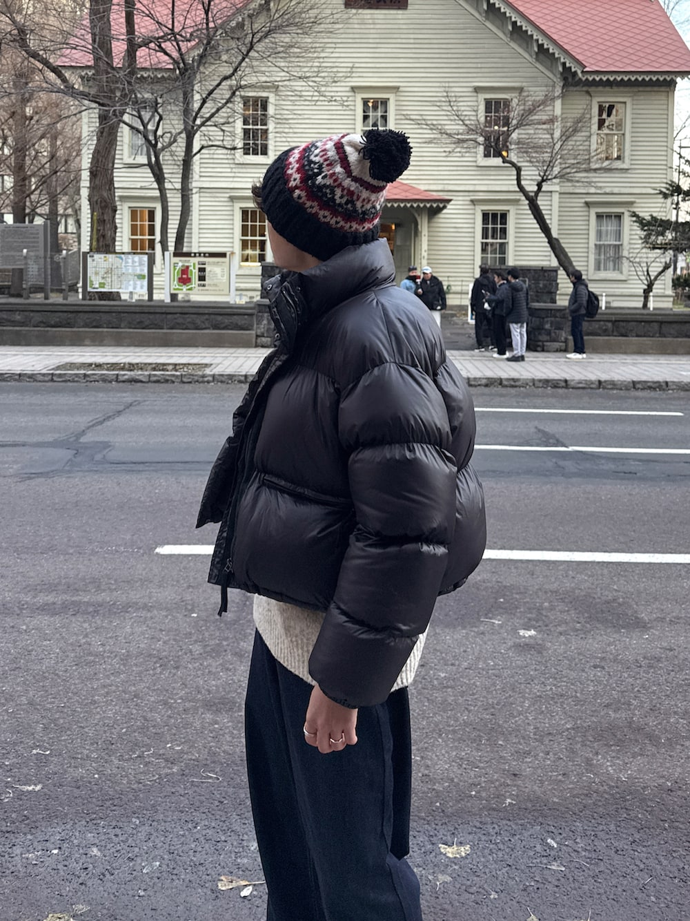 ブラック系のスニーカー、その他のデニムパンツ、ベージュ系のニット/セーターを着用したメンズの冬コーディネートの4枚目の写真