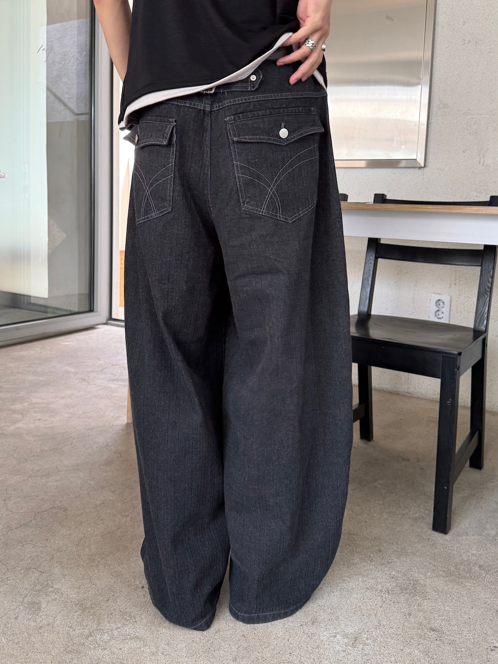 ブルー系のデニムパンツ、ブラック系のTシャツ/カットソーを着用したメンズの夏コーディネートの3枚目の写真