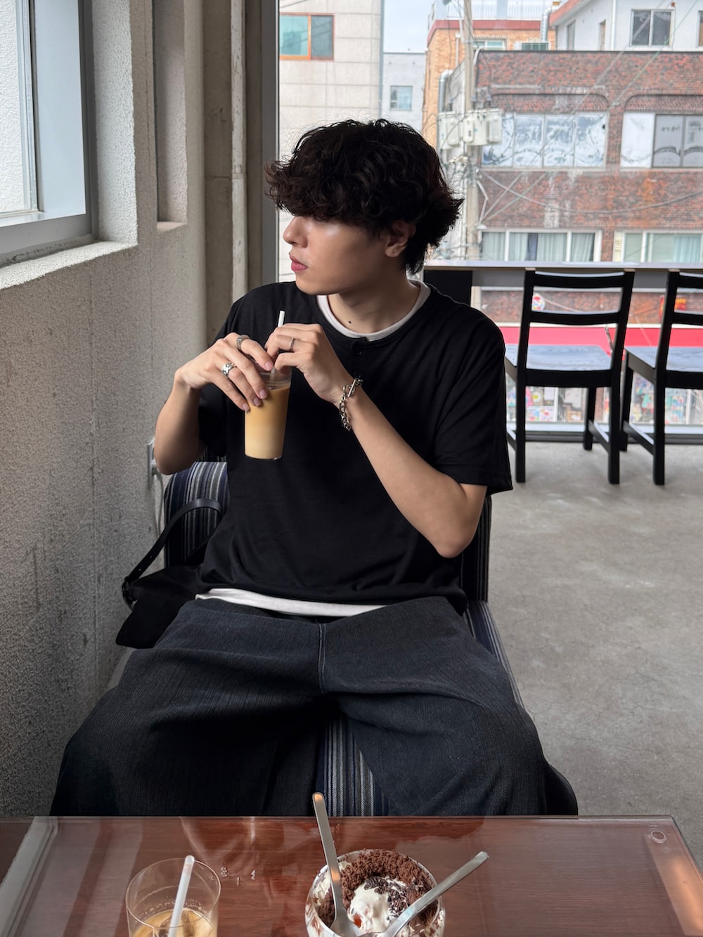 ブルー系のデニムパンツ、ブラック系のTシャツ/カットソーを着用したメンズの夏コーディネートの4枚目の写真
