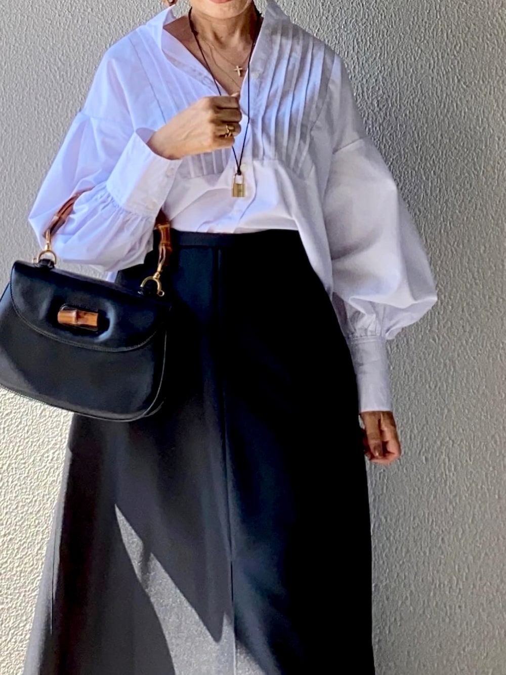 「大人カジュアル、大人コーデ、シャツブラウス、スカート、綺麗目コーデ、おちびさん、低身長、可愛いカッコいい、ハンサムコーデ、ハンサムショート、モノトーン」｜「PELLICOの【PELLICO/ペリーコ】 CROSS サンダル（サンダル、ブラック系）」を使った、Yoko  Ishibashiさん（レディース・153cm）の秋コーディネートの3枚目の写真