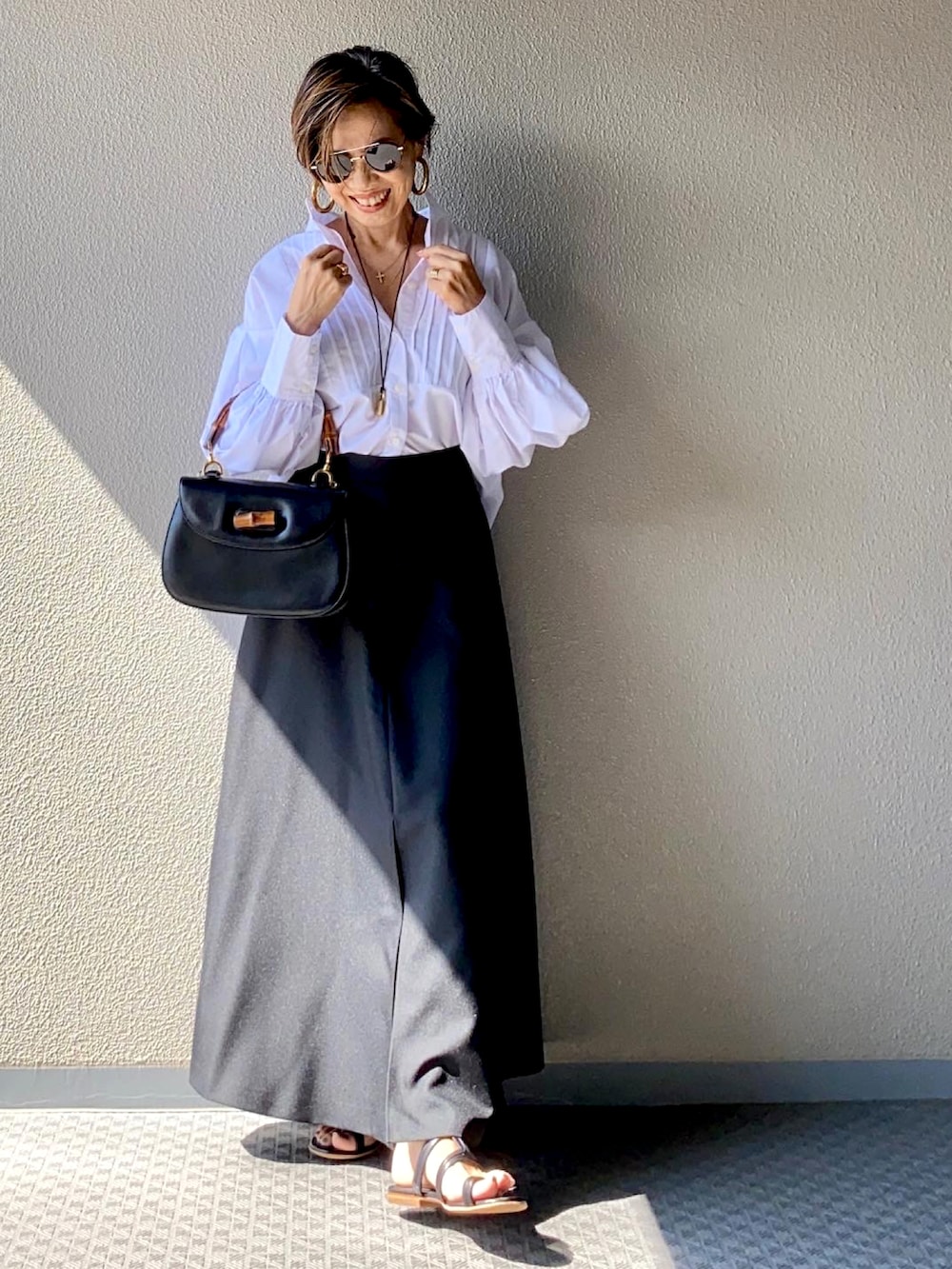 「大人カジュアル、大人コーデ、シャツブラウス、スカート、綺麗目コーデ、おちびさん、低身長、可愛いカッコいい、ハンサムコーデ、ハンサムショート、モノトーン」｜「PELLICOの【PELLICO/ペリーコ】 CROSS サンダル（サンダル、ブラック系）」を使った、Yoko  Ishibashiさん（レディース・153cm）の秋コーディネートの4枚目の写真