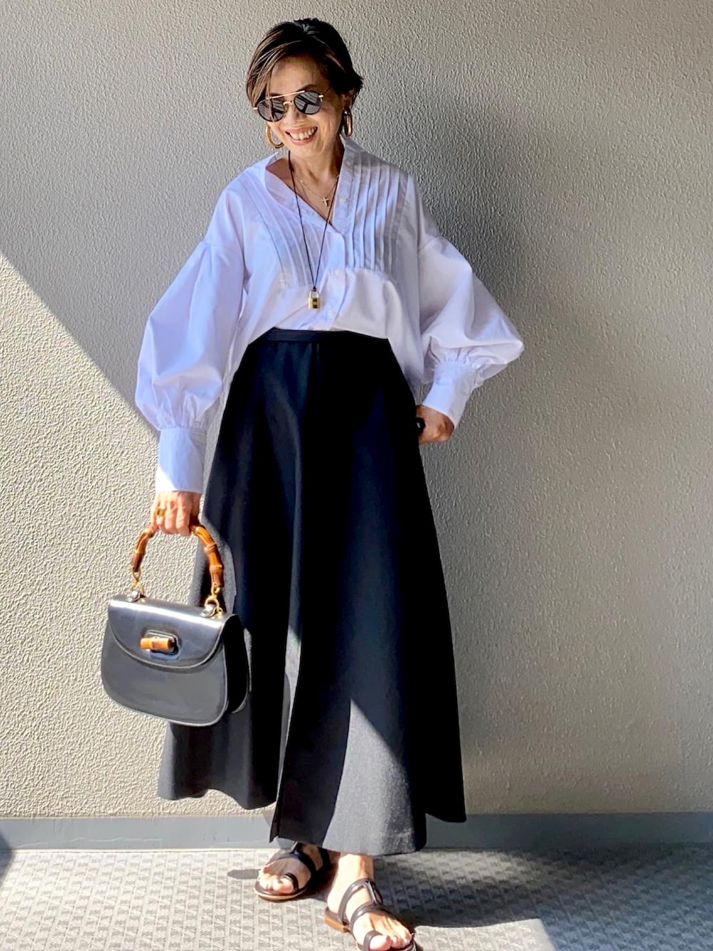 「大人カジュアル、大人コーデ、シャツブラウス、スカート、綺麗目コーデ、おちびさん、低身長、可愛いカッコいい、ハンサムコーデ、ハンサムショート、モノトーン」｜「PELLICOの【PELLICO/ペリーコ】 CROSS サンダル（サンダル、ブラック系）」を使った、Yoko  Ishibashiさん（レディース・153cm）の秋コーディネートの2枚目の写真