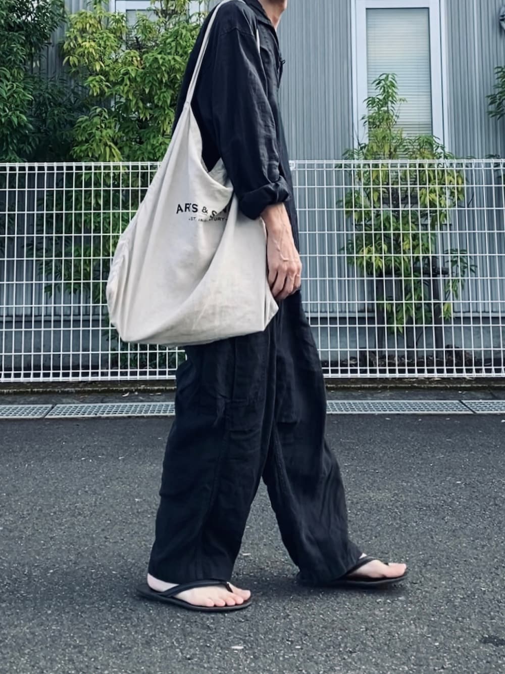 「CONFECT、arts&science、夏コーデ、モノトーン、ビックシルエット、シンプルスタイル、ブラック、ブラックコーデ」｜「confectのアイテム（シャツ/ブラウス、ブラック系）」を使った、kazuさん（メンズ・170cm）の夏コーディネートの3枚目の写真