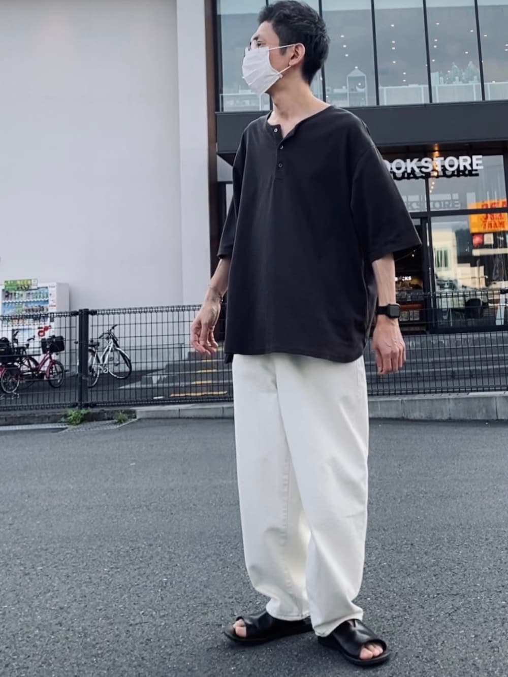 「カジュアルコーデ、今日のコーデ、シンプル、オトナカジュアル、ヘンリーネック、ホワイトパンツ、サンダル、ジャーナルスタンダード、CONFECT」｜「confectのアイテム（Tシャツ/カットソー、ブラック系）」を使った、kazuさん（メンズ・170cm）の夏コーディネートの3枚目の写真