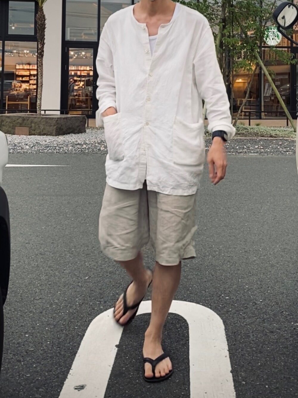 「シンプルスタイル、大人カジュアル、初夏コーデ、ハーフパンツ、ベージュ、メンズコーデ、サンダルコーデ、リネン」｜「confectのアイテム（パンツ、ベージュ系）」を使った、kazuさん（メンズ・170cm）の夏コーディネートの2枚目の写真