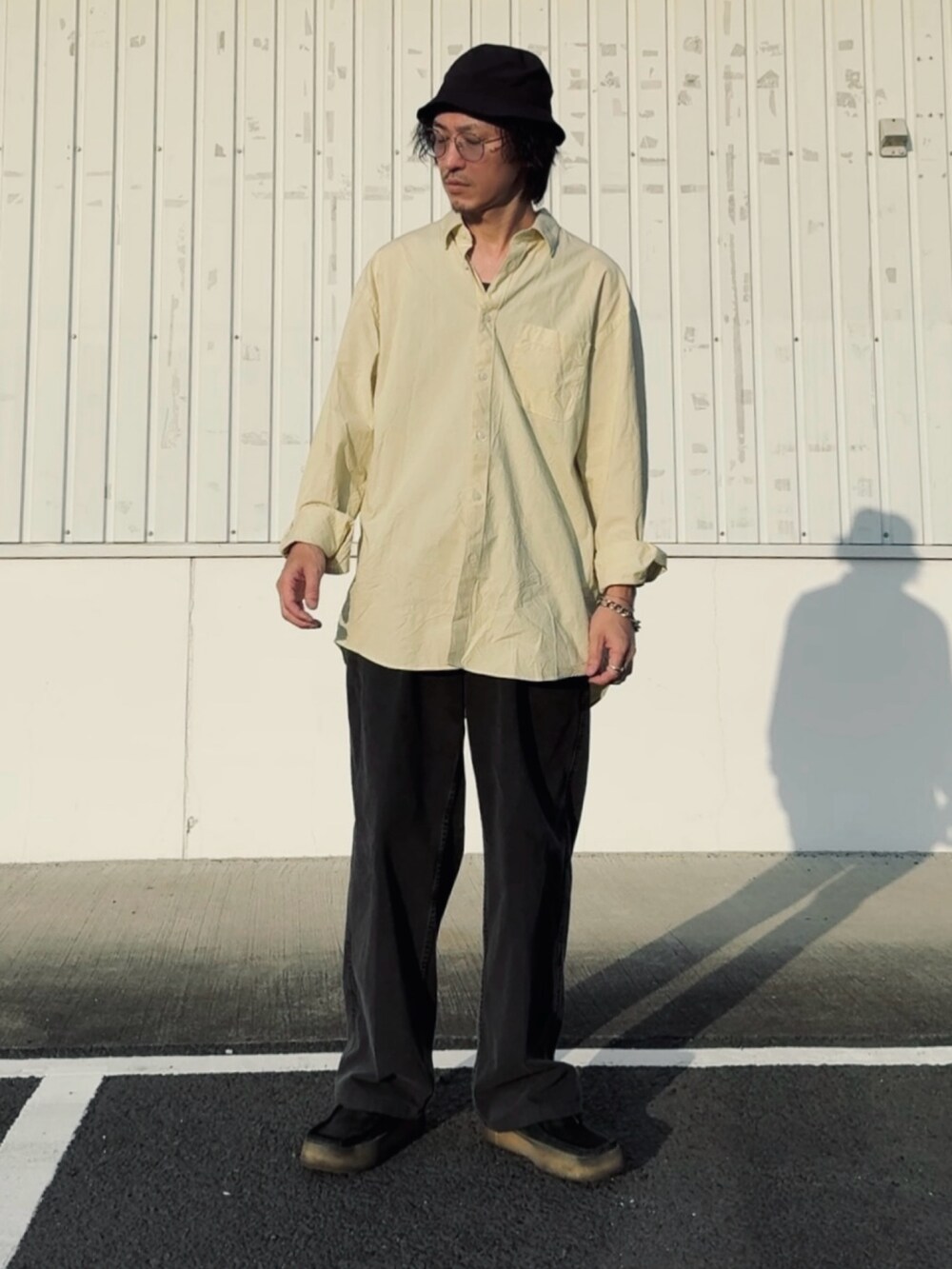 「カジュアルコーデ、冬コーデ、イエローコーデ、クラークス、バケットハット」｜「Clarksの【CLARKS/クラークス】ワラビー JS EXCLUSIVE（その他シューズ、ブラック系）」を使った、kazuさん（メンズ・170cm）の秋コーディネートの2枚目の写真