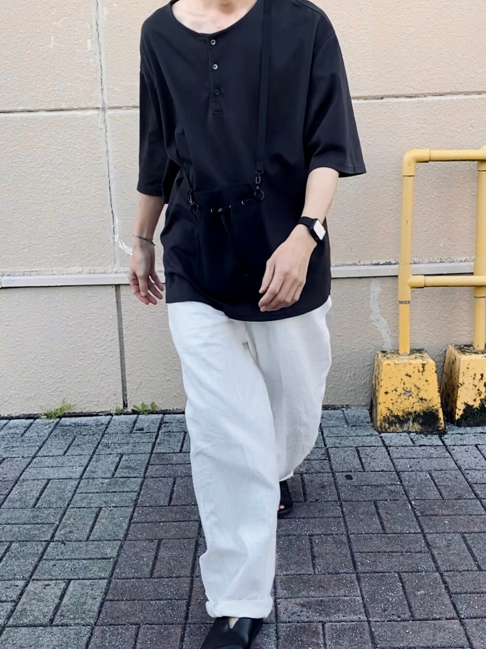 「シンプルコーデ、シンプルスタイル、ゆるコーデ、オーバーサイズ、ワイドパンツ、サンダル、ヘンリーネック、CONFECT」｜「confectのアイテム（Tシャツ/カットソー、ブラック系）」を使った、kazuさん（メンズ・170cm）の春コーディネートの2枚目の写真
