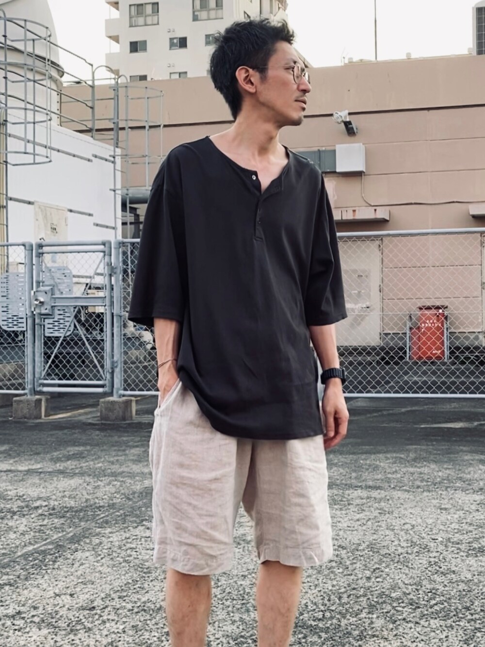 「今日のコーデ、休日スタイル、シンプル、ビッグシルエット、ヘンリーネック、サンダル、ハーフパンツ、リネン、CONFECT」｜「confectのアイテム（Tシャツ/カットソー、ブラック系）」を使った、kazuさん（メンズ・170cm）の秋コーディネートの3枚目の写真