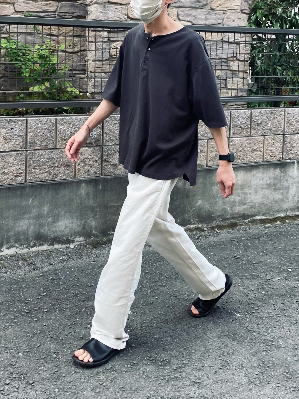 「シンプル、休日スタイル、今日のコーデ、メンズコーデ、オトナカジュアル、シンプルスタイル、夏コーデ、Tシャツ、ビッグシルエット、ヘンリーネック、サンダル」｜「confectのアイテム（Tシャツ/カットソー、ブラック系）」を使った、kazuさん（メンズ・170cm）の春コーディネートの2枚目の写真