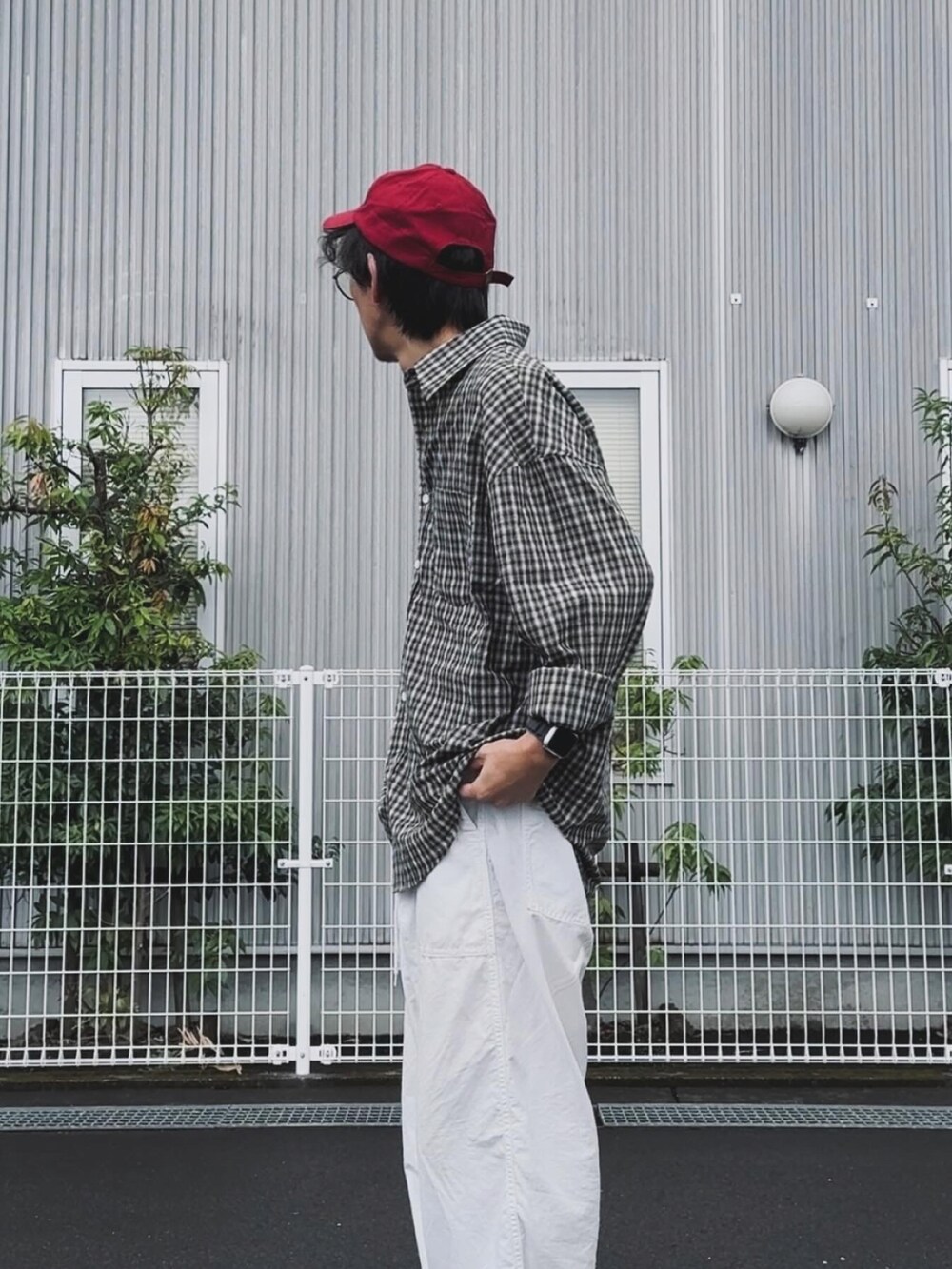 「チェック、シンプルコーデ、今日のコーデ、クラークス、秋っぽコーデ更新中」｜「Clarksの【CLARKS/クラークス】ワラビー JS EXCLUSIVE（その他シューズ、ブラック系）」を使った、kazuさん（メンズ・170cm）の秋コーディネートの4枚目の写真