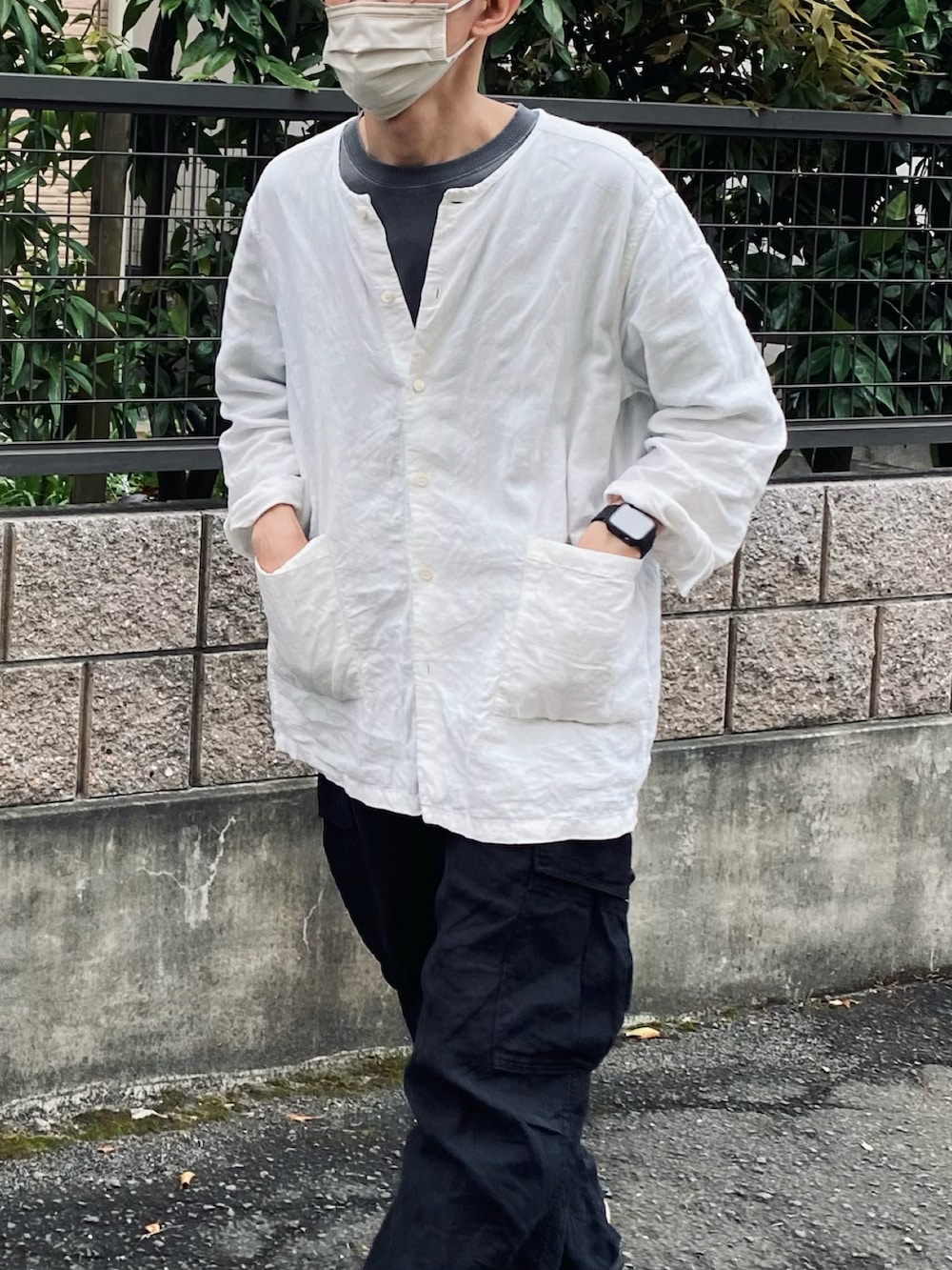 「CONFECT、COMOLI、春服、リラックススタイル、シャツスタイル、シンプルコーデ、カーゴパンツ、サンダル」｜「confectのアイテム（シャツ/ブラウス、ホワイト系）」を使った、kazuさん（メンズ・170cm）の春コーディネートの2枚目の写真