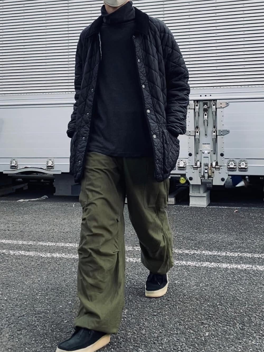 ブラック系のその他シューズ、グリーン系のカーゴパンツ、グレー系のトップスを着用したメンズの冬コーディネートの3枚目の写真