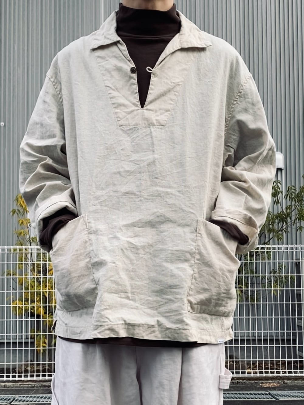 「冬のコーデ、シンプルスタイル、シンプル、モックネック、CONFECT、クラークス」｜「confectのアイテム（トップス、ベージュ系）」を使った、kazuさん（メンズ・170cm）の冬コーディネートの2枚目の写真