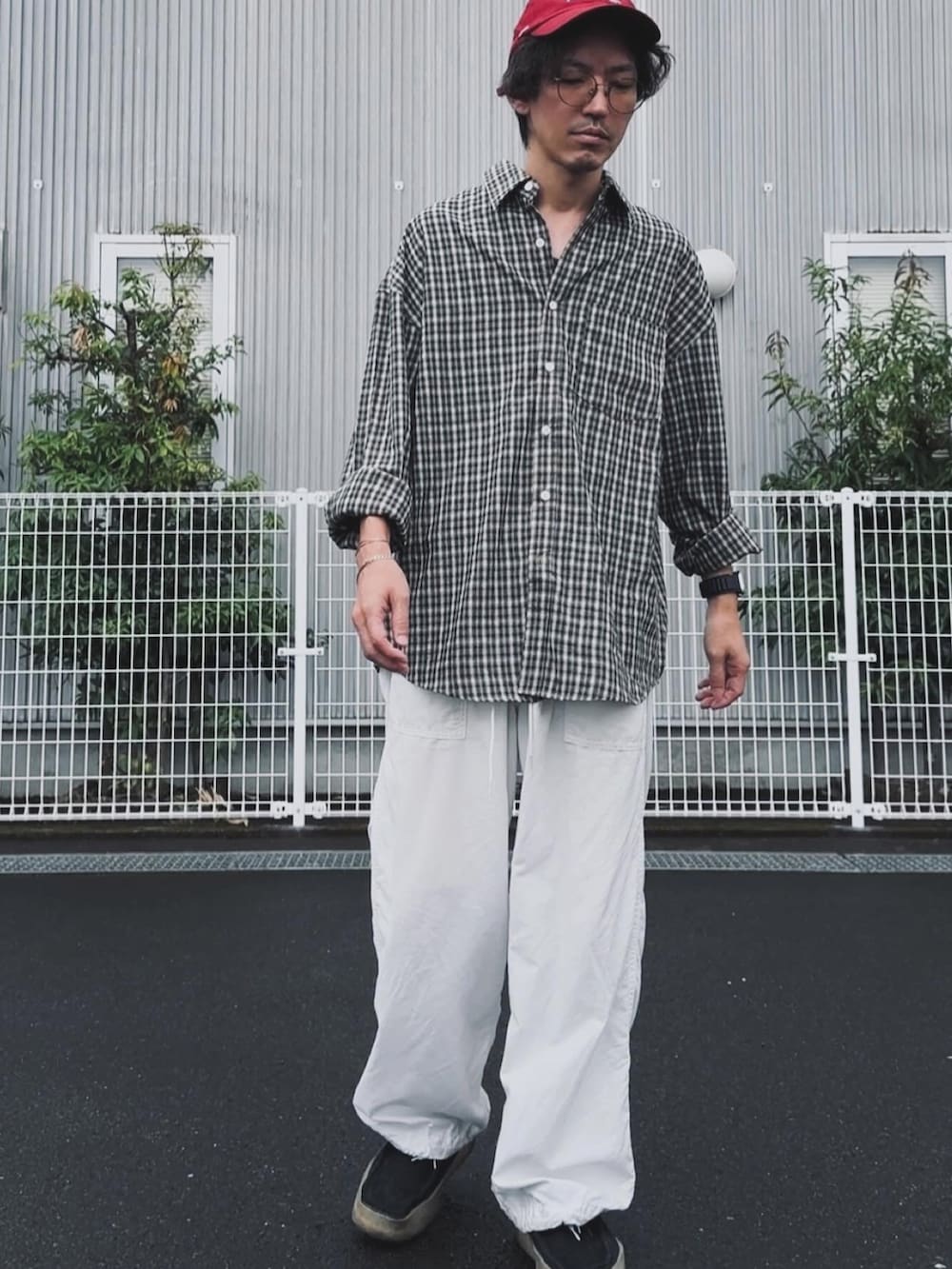 「チェック、シンプルコーデ、今日のコーデ、クラークス、秋っぽコーデ更新中」｜「Clarksの【CLARKS/クラークス】ワラビー JS EXCLUSIVE（その他シューズ、ブラック系）」を使った、kazuさん（メンズ・170cm）の秋コーディネートの3枚目の写真