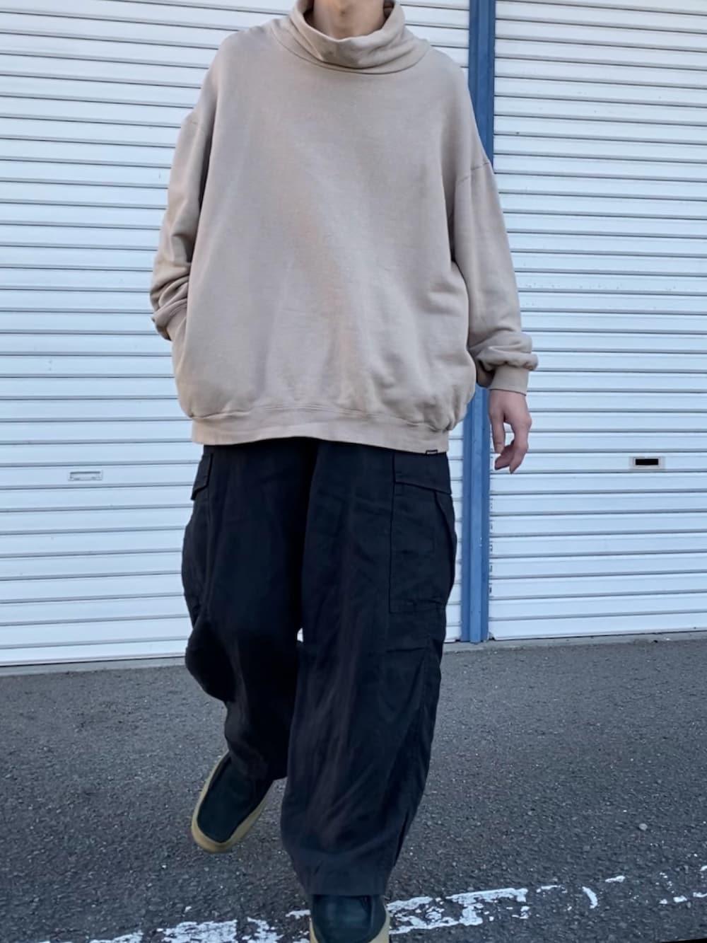 「冬のコーデ、メンズファッション、シンプルコーデ、ワイドパンツ、オーバーサイズ」｜「confectのアイテム（トップス、ベージュ系）」を使った、kazuさん（メンズ・170cm）の冬コーディネートの3枚目の写真