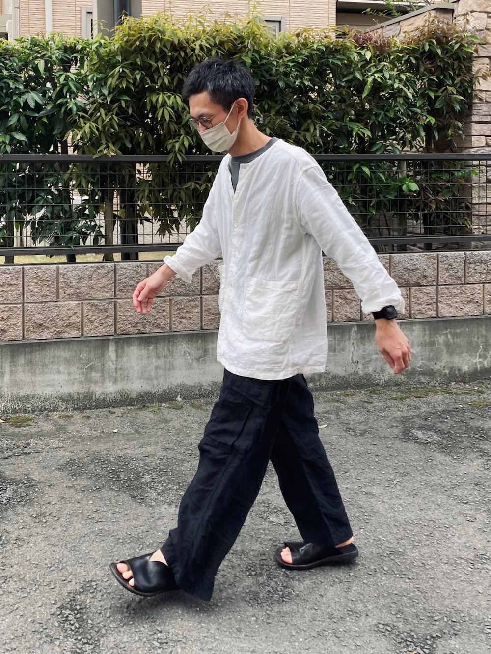「CONFECT、COMOLI、春服、リラックススタイル、シャツスタイル、シンプルコーデ、カーゴパンツ、サンダル」｜「confectのアイテム（シャツ/ブラウス、ホワイト系）」を使った、kazuさん（メンズ・170cm）の春コーディネートの4枚目の写真